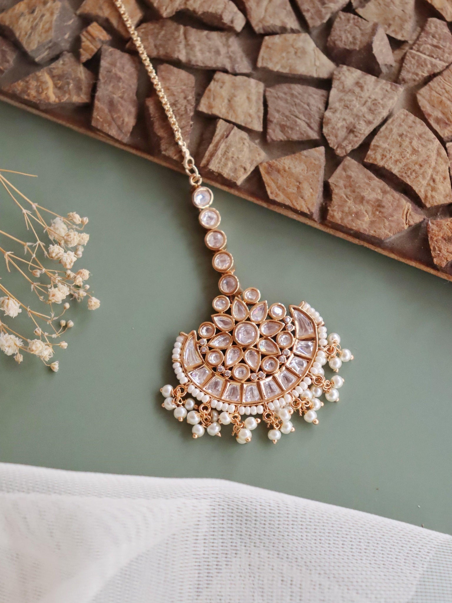 The Bridal Edit- Floral Kundan And Gold Maang Teeka 