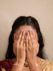 Minimal Pearly Kundan Hathphool