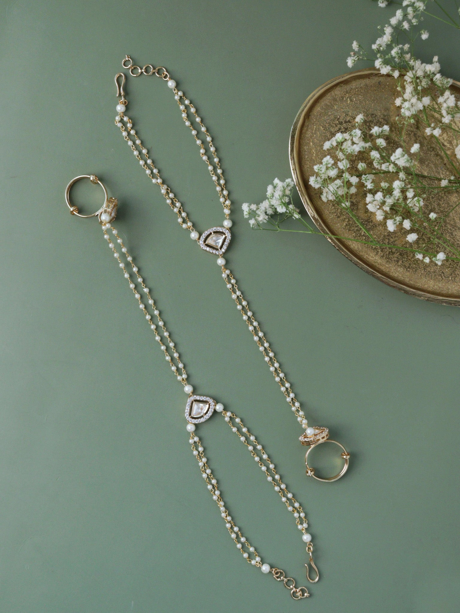 Minimal Pearly Kundan Hathphool