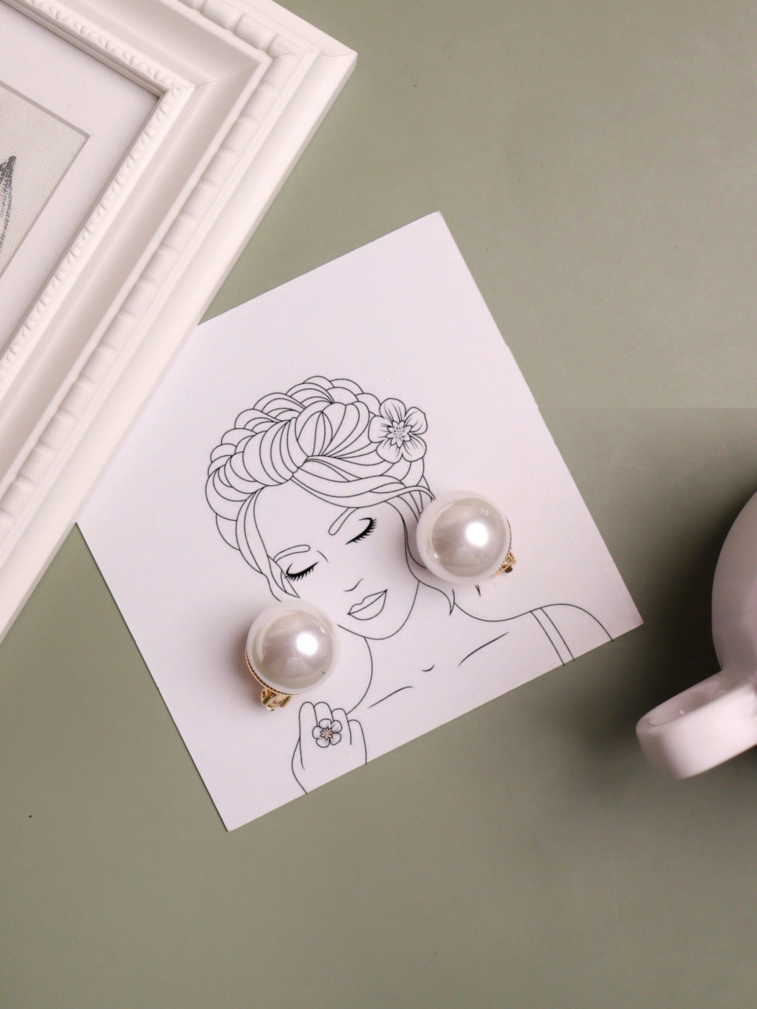 The Pearl Story - 20 mm Ivory White Shell Pearl Studs 